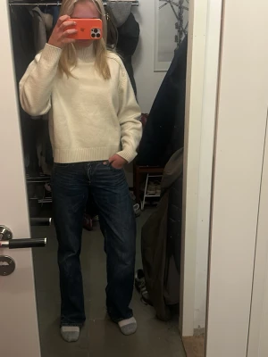 Mörkblå raka jeans - Säljer ett par skit snygga jeans från Zara som tyvärr blivit för små, har defekter där nere men inget man tänker på, nypris 399kr, varav defekterna så kommer priset bli billigare