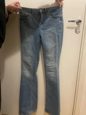 Ljusblå bootcut jeans - Low Waisted