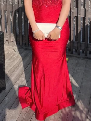 Balklänning  - Säljer nu min balklänning, klänningen har en figurnära passform med glittriga detaljer och öppen rygg. Klänning har även smala axelband och blommigt tyg vid bysten, köpt från Zapaka 