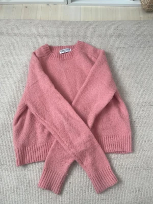 Söt stickad tröja  - Fin rosa stickad tröja! Den är lite kortare i midjan vilket ger en söt och snatched look, som man kan lagra med linne eller spets under!