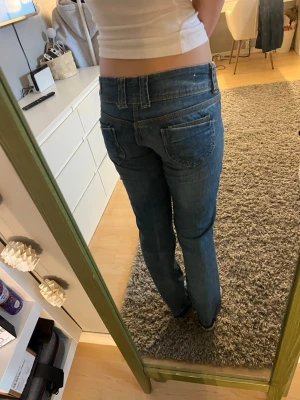 Blå raka jeans med dubbla knappar - Säljer ett par blåa jeans från pepejeans i storlek 27. Dom är upp sprättade nere vid fötterna. Midjemåttet är 39cm och innerbenslängden är 79cm. Skriv om du undrar något💕