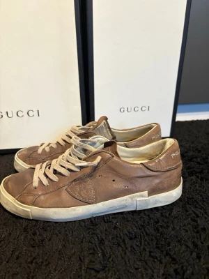 Philippe model skor - storlek 42| andvända finns defekter|