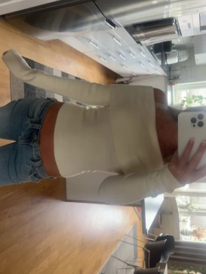 Offshoulder topp - säljer denna cremevita offshoulder toppen med lång ärm och tight passform som har en tunn och mjuk kvalitet. 