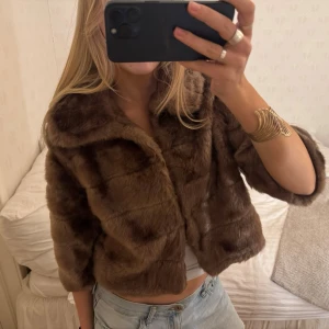 Kort brun pälsjacka - Så nice jacka! Statement piece💛 står storlek 44 men tror det är italiensk size för jag upplever den som mindre än så, funkar toppen om man vanligvis har S