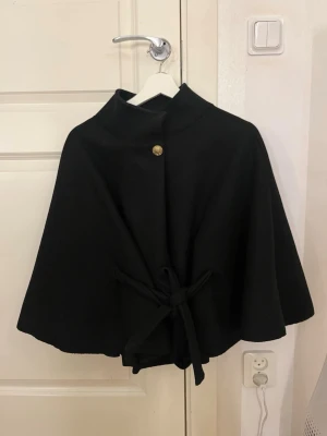 Svart poncho Missäy - Säljer denna svarta trekvartsärmade ponchon från Missäy. Super fin i nyskick!☺️Onesize