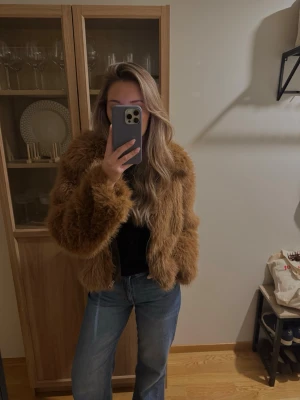Brun fluffig pälsjacka - Säljer en brun, kort och fluffig pälsjacka med bred krage från hm. Jackan är i stl M men passar även S. Säljs för 300kr🤍