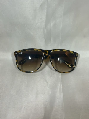 Rayban boyfriend  - Snygga Ray-Ban solglasögon med klassisk wayfarer-form och leopardmönstrade bågar i brunt och gult. Glasen är mörka och ger ett coolt intryck. Perfekta för att lyfta din stil med en trendig accessoar.