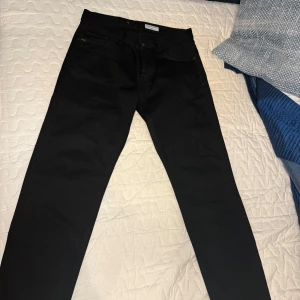 Svarta Jeans från Tiger of Sweden  - Säljer ett par jeans från Tiger of Sweden. Aldrig använda. Storlek 31/32. Nypris 1499kr