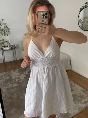 Vit klänning - Söt vit kort klänning i bra skick och nästan aldrig använd, därför säljer jag den🥰 säljer den för 50kr eftersom den är från shein.