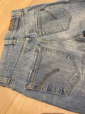 Dondup George  - Säljer dessa feta dondup jeans i modellen George! Uppskattad storlek är 30-31w L32 skulle jag säga | Skick 10/10 | hör av er vid minsta fråga eller fundering🙌