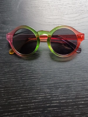 Solglasögon från Monki - Färgglada solglasögon från Monki, sparsamt använda.