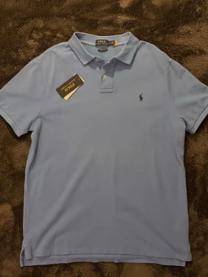 Polo Ralph lauren piké - Polo Ralph lauren piké i storlek L utan defekter eller liknande, QR kod finns i pikén. Nypris 1600kr mitt pris endast 499kr! Hör av er vid frågor. Mvh Luxury closet😊🙌