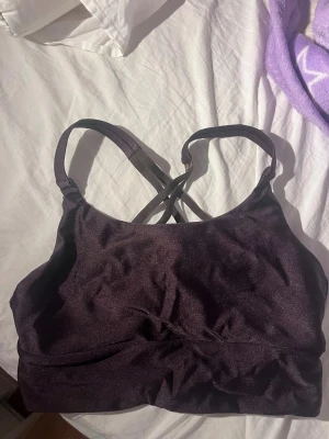 Tränings BH - Jätte skönt bra skick tränings BH från soc! Unika detaljer! 