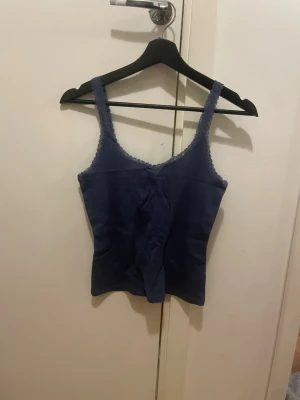 Blå ribbad linnetopp med spetskant - Snygg blå linnetopp