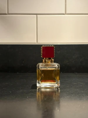 Valentino parfym med röd guldlock - Passade ej mig darav tillsalu. Ord pris: 1000kr Buda grärna😊