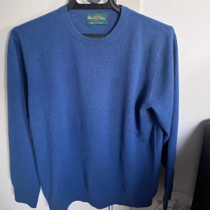 Kashmir tröja ifrån Alan Paine - Hej, säljer nu denna superfina stickade Kashmir tröjan i nyskick ifrån Alan Paine med nypris på 4100 kr. Skriv gärna om ni har frågor eller lägg gärna prisförslag då priset inte är hugget i sten. Tröjan är storlek 50 vilket motsvarar M.