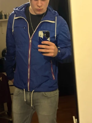 Ralph lauren vindjacka - Stilren vindjacka/overshirt från Ralph lauren. I färgen blå, den är i storlek S. Basicly ny skick använd typ 2 ggr. Skriv om ni undrar nåt. Pris går att diskutera