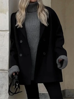 Moa Mattson x Nakd, oversized kappa  - Den mest perfekta kappan för våren och hösten, och lätt att styla till både vardag och mer uppklädda outfits.  Den är dubbelknäppt kappa i klassisk stil. Kort modell med blazer-krage och fickor framtill.  Bra skick, lite nopprig som kan fixas med noppmaskin eller hos kemtvätt / skräddaren   Storlek: XS