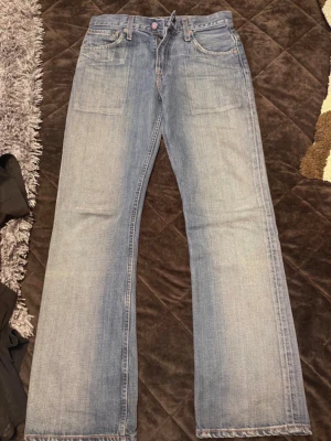 Jeans från Levis  - Säljer ett par riktigt feta Levis 507 i ljusblå färg. Storleken är W29 L32 men passar mer som W30 L32. Nice fades på dom också!