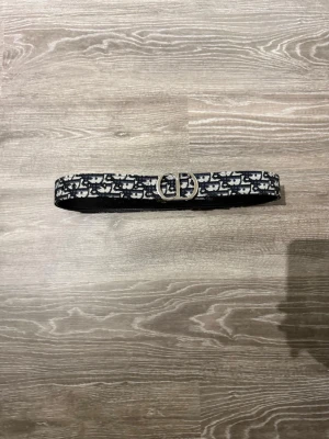 Väl känd märke bälte  - Köpte en vecka sen har aldrig haft på mig den och tappa intresset. Därför säljer jag den och storleken är 110 men kan anpassas till 105.