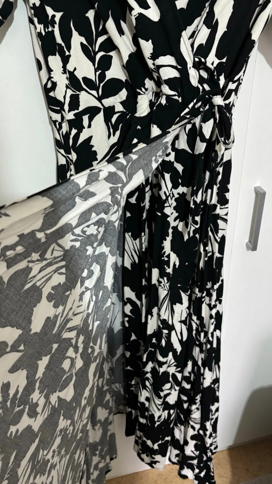 Svartvit omlottklänning - 3