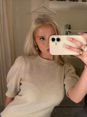 Topp med puffärmar - Superfin gullig beige / krämvit topp med puffärmar. Inga defekter mer än att tyget är lite smått nopprigt (syns bara på nära håll).                                            Priset är disskuterbart vid snabb affär, men kika gärna in mina andra annonser för större rabatter vid bundles. Allt som inte är markerat ”sålt” finns kvar!  ~ Fraktar inom 24h. 🩷