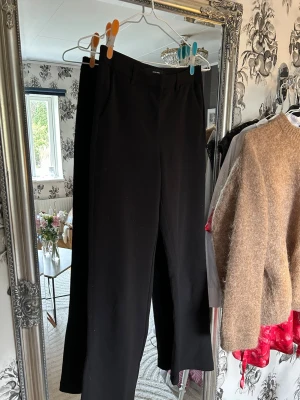 Kostymbyxor vero moda - Svart kostymbyxa, jag lovar de kan sitta snyggt på men jag får inte på mig dem, pris kan diskuteras 💕 strl 32/XS