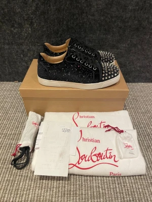 Christian Louboutin skor  - Hej, säljer nu dessa svin snygga Christian Louboutin. Skorna är i nytt skick! Allt orginal medföljer på bilden! Kvitto finns. Hör av dig vid frågor. 