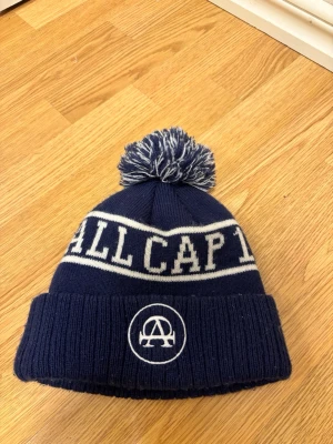 Mössa från all cap one - Mörkblå stickad mössa från all cap one
