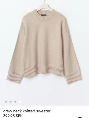 Beige stickad tröja  - En stilren beige stickad tröja med breda ribbade muddar vid ärmslut och nederkant. Tröjan har avslappnad passform och rund halsringning, perfekt för lager-på-lager och en chill look. Använt 3-4 gånger. ❤️