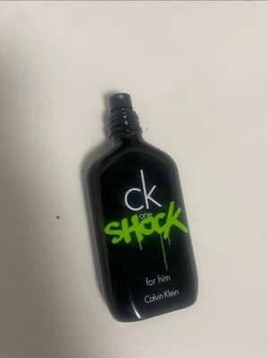 Ck parfym - Calvin Klein CK One Shock parfym 100ml. Knappast använd för att jag inte gillar doften. Det finns kvar ungefär 90-95ml i burken.