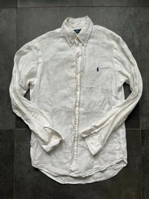 Ralph lauren linneskjorta  - Tjena, säljer nu denna riktigt snygga och populära Ralph lauren linneskjortan, den är i bra skick utan några skador, hör av er vid frågor och funderingar🙌🤝 