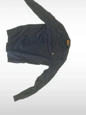 Mörkblå sweatshirt med liten logga - Mörkblå sweatshirt från morris med rund hals och långa ärmar. Klassisk och enkel design. Mjuk och bekväm bomullskvalitet. Storlek xs i bra skick!