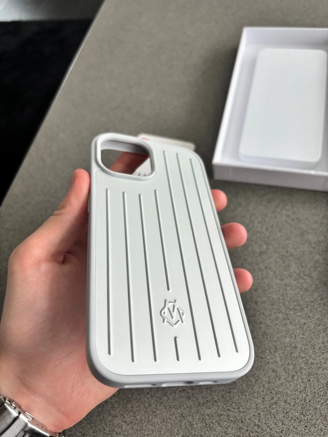 Silver mobilskal från Rimowa iPhone 15 - 1