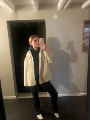 Beige overshirt med fickor - Snygg beige jacka