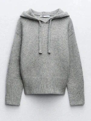 Grå stickad hoodie från Zara! - Mysig grå stickad hoodie från Zara i mjukt material. Tröjan har huva med dragsko, ribbade muddar och avslut samt en avslappnad passform. Så mysig och i bra skick!!