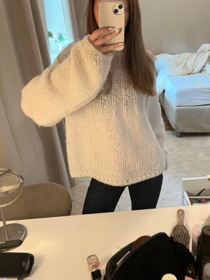 Stickad tröja - Super snygg stickad tröja! Den är hemmagjord efter en ganni mall och super fin knyt detalj baktill🎀 skulle säga att den passar xs-s kanske m🎀