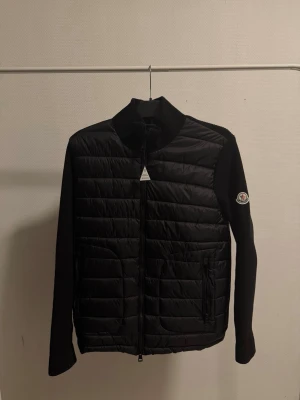 Moncler cardigan - En svart cardigan i storlek M. Passar parfekt nu inför vår säsongen