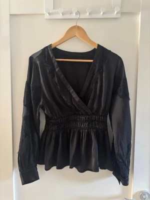 Blus - Svart silkes v-ringad blus med spets på🖤perfekt som både vardags blus eller fest topp. Storleken är ungefär 36/38. Har bara används fåtal gånger💕