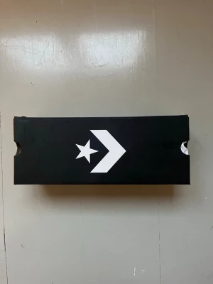 Vita Converse Chuck Taylor All Star - Så fina låga vita converse! Helt nya och oanvända, säljer då de inte kommer till användning!