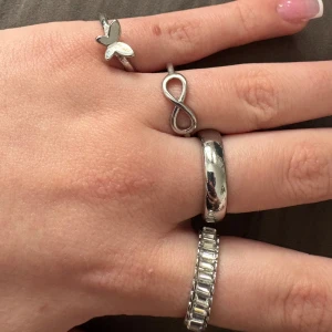 Ett set med silverringar  - Ett set med fyra silverringar i olika former, 10kr styck 40kr för alla. Alla är i fint skick och knappt använda.