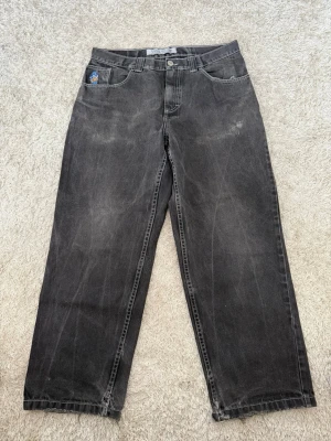 Svarta baggy jeans från 90 Degrees polar - Säljer ett par svarta baggy jeans från 90 Degrees med rak passform och fem fickor. Jeansen har en cool tvättad look och en liten broderad detalj vid myntfickan. Perfekta för en avslappnad streetwear-stil.