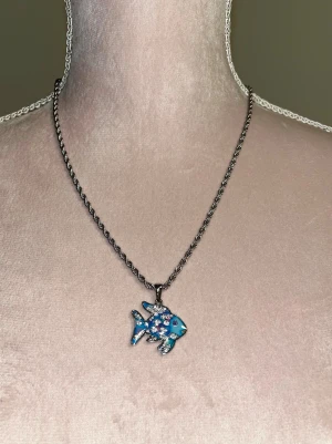 The rainbow fish halsband  - NY! Slutsåld rainbow fish halsband från Unjust Jewelry. Fin som present :3