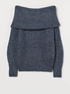 Mörkgrå off shoulder stickad tröja - Mysig mörkgrå stickad tröja med off shoulder-krage och långa ärmar, den säljs inte längre. Tröjan har aldrig kommit till användning. Perfekt tröja till vinter/ vår. (inte min bild) 