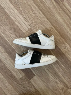 Valentino open 41 - Säljer ett par Valentino Opens strl 41. Skorna är säklart äkta fast väl använda. Kom PM för fler bilder eller funderingar!