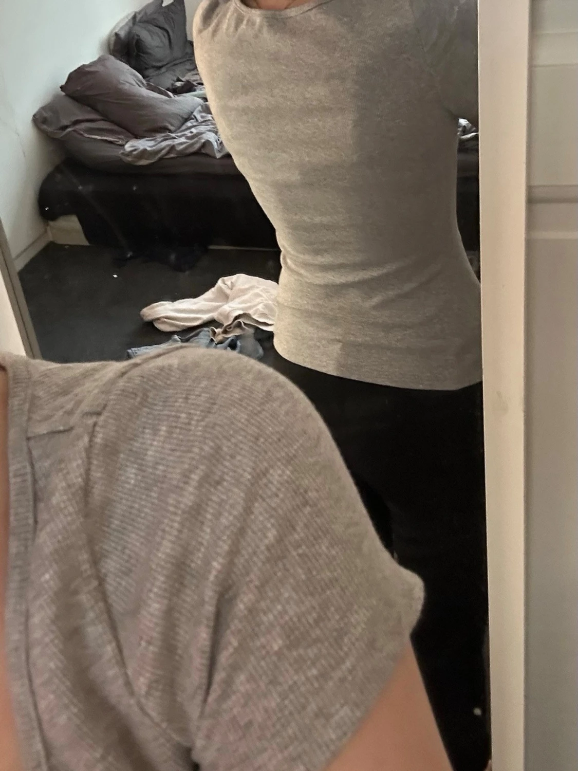 Grå ribbad t-shirt med rund hals - 1