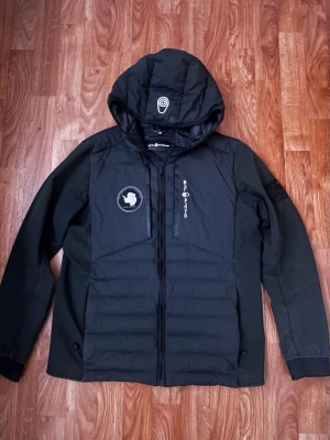 Sail racing jacka - Sail raising jacka i mycket bra skick. Har använd ett par gånger. Den är bekväm, varm och passar till många kläder.  Säljer denna jackan eftersom den har blivit för liten för mig.  Storlek: 170/S  OBS: pris kan diskuteras!