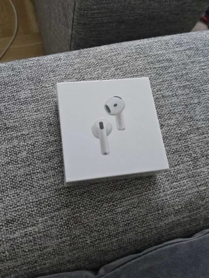 Apple AirPods med brusreducering - Säljer ett par vita Apple AirPods med aktiv brusreducering. Snygg och stilren design i plast, trådlösa och smidiga att använda till mobilen eller datorn. Perfekta för musik, poddar och samtal när du är på språng.