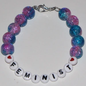 Nytt Feminist armband rosablå pärlor smycke - Vackert armband i nyskick.  Ska kolla upp exakt längd.