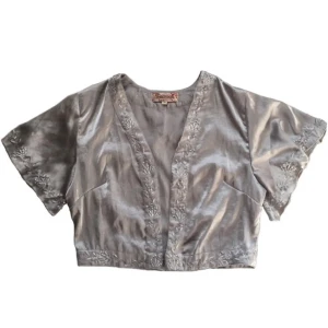 Vintage bolero/ topp, Indiska, y2k/ cyber/ alt/ 2000tal/ 70s/ 60s/ hippie/ boho - Snygg silverfärgad ”bolero” med detaljer på från Indiska!